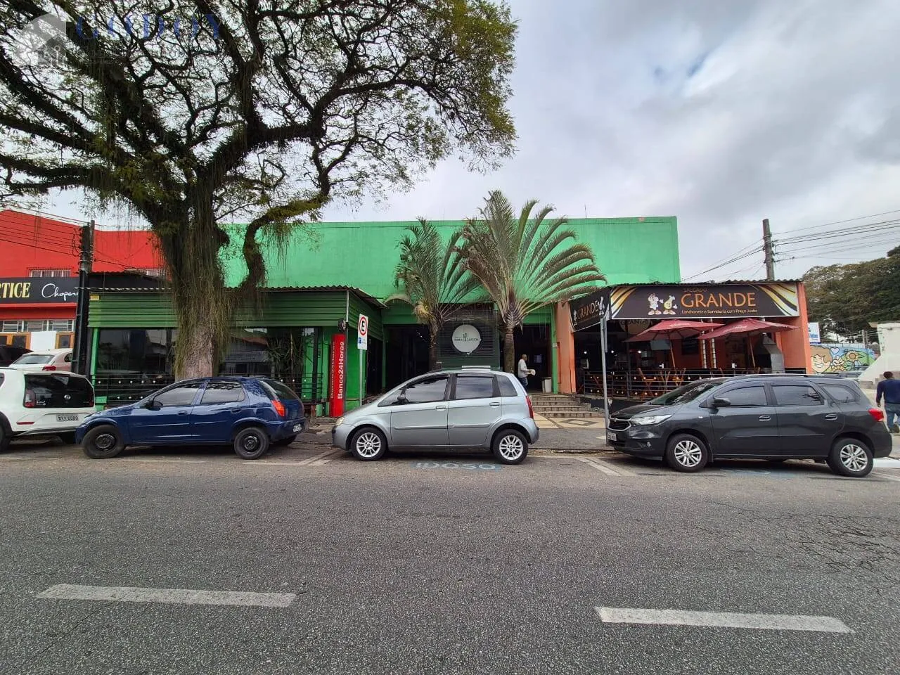 Imagem Investimento: Centro Comercial com 28 Lojas e Piso Superior Privado