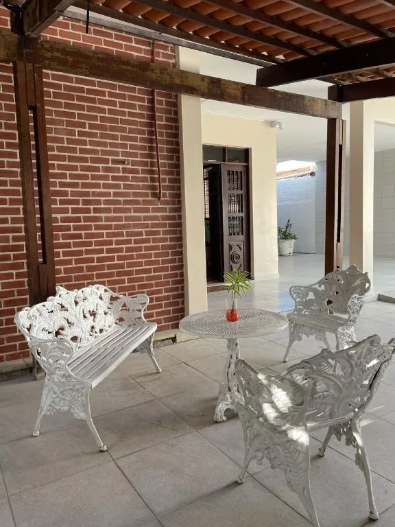 Imagem Casa com 230 m² em Tambaú, João Pessoa: 4 quartos, 3 vagas, churrasqueira e excelente localização próxima à praia.