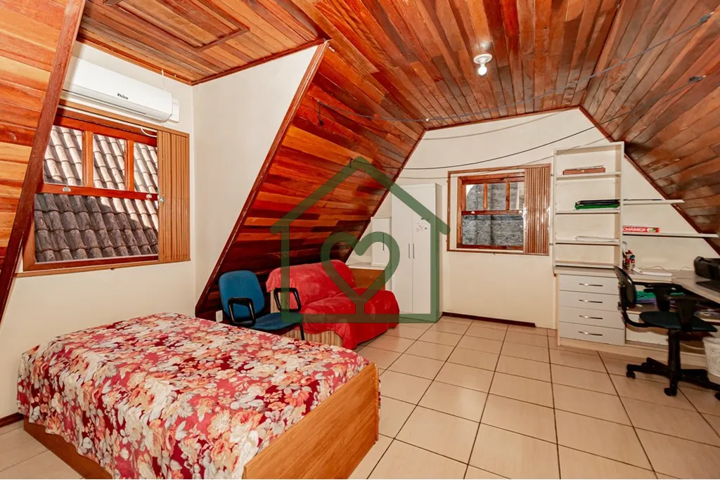 Imagem Charmosa casa em estilo cabana rústica, com 3 dormitórios e 2 banheiros, ideal para quem busca con...