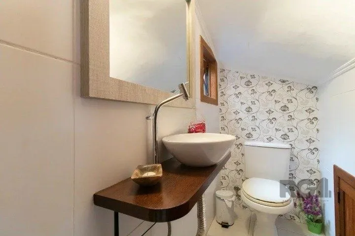 Imagem Casa em condomínio na zona sul, 3 quartos, suíte, lareira, churrasqueira, 2 vagas de garagem coberta.
