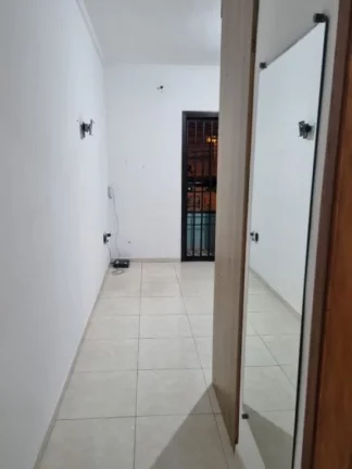 Imagem Sobrado individual à venda no Maracanã em Praia Grande-SP, com 2 dormitórios sendo suítes, sala ampla, cozinha com armários planejados, 1 lavabo, banheiro com box e gabinete, lavanderia, churrasqueira, vaga de garagem, portão em alumínio, a 150 metros da 