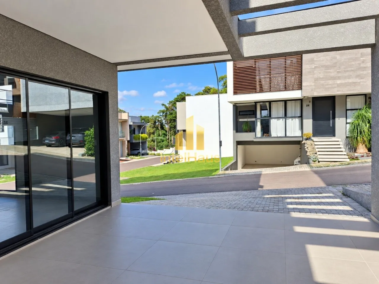 Imagem Apresentamos este sobrado recém-construído no Residencial Alto Boulevard, com arquitetura contempo...
