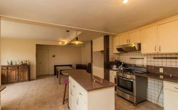 Imagem CASA DESOCUPADA E SEMI MOBILIADA, COM SUÍTE MASTER, SACADA, VISTA PANORÂMICA, EM AMPLO TERRENO NO SANTA TEREZA