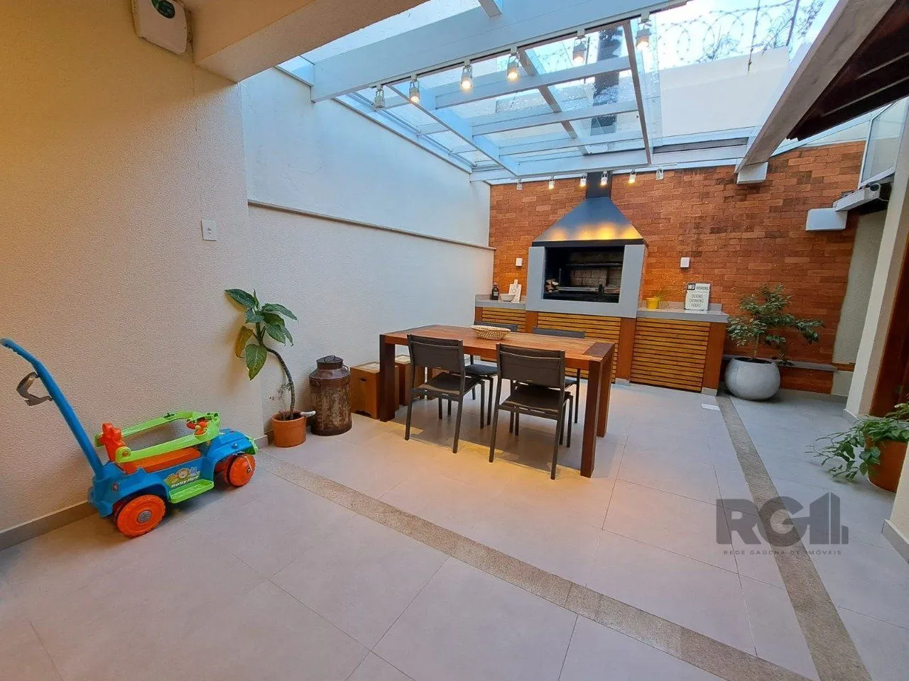 Imagem Casa em Condomínio com 03 quartos e 02 vagas no Bairro Nonoai
