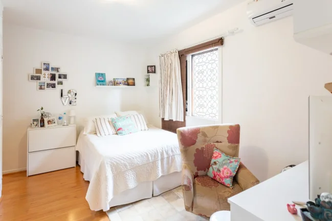 Imagem Sobrado Jardim Prudência - 200M², 3 Dorms, 1 Vaga, Lareira, Quintal, Split, Armários.