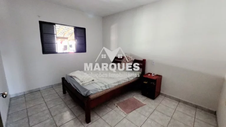 Imagem Casa principal mais 2 pequenas casas e salão c/ 80m2