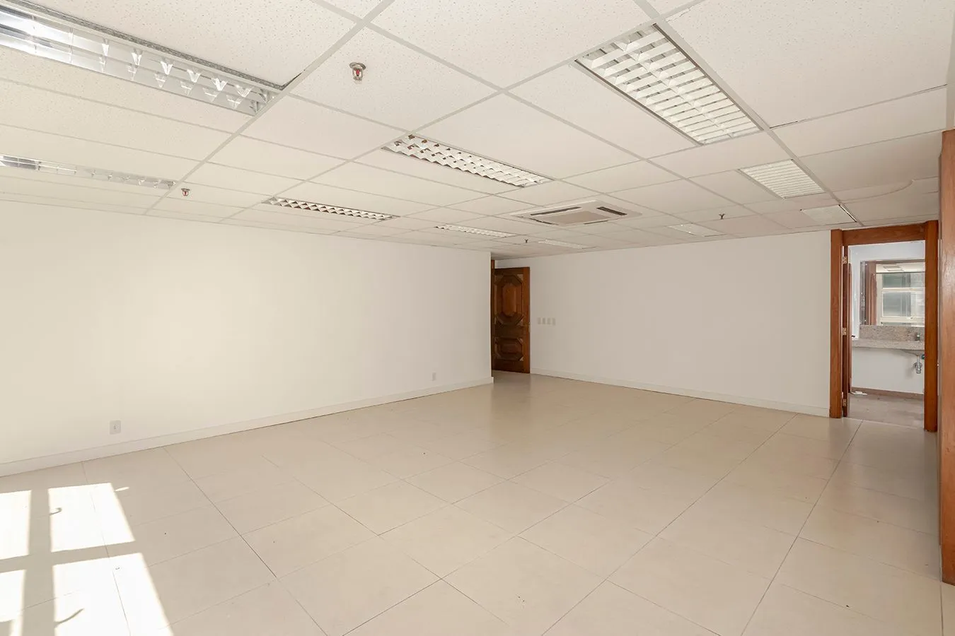 Imagem Conjunto Comercial, meio andar inteiro com várias salas e salão!