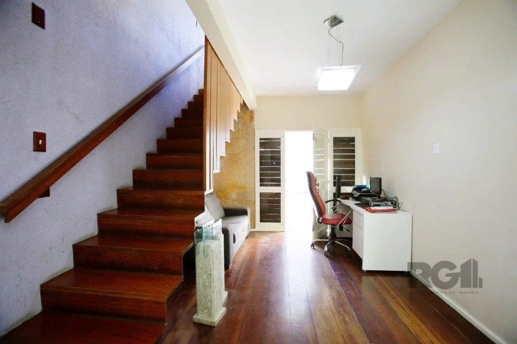 Imagem Excelente casa de 235m² com 4 dormitórios e 3 vagas no bairro Azenha.