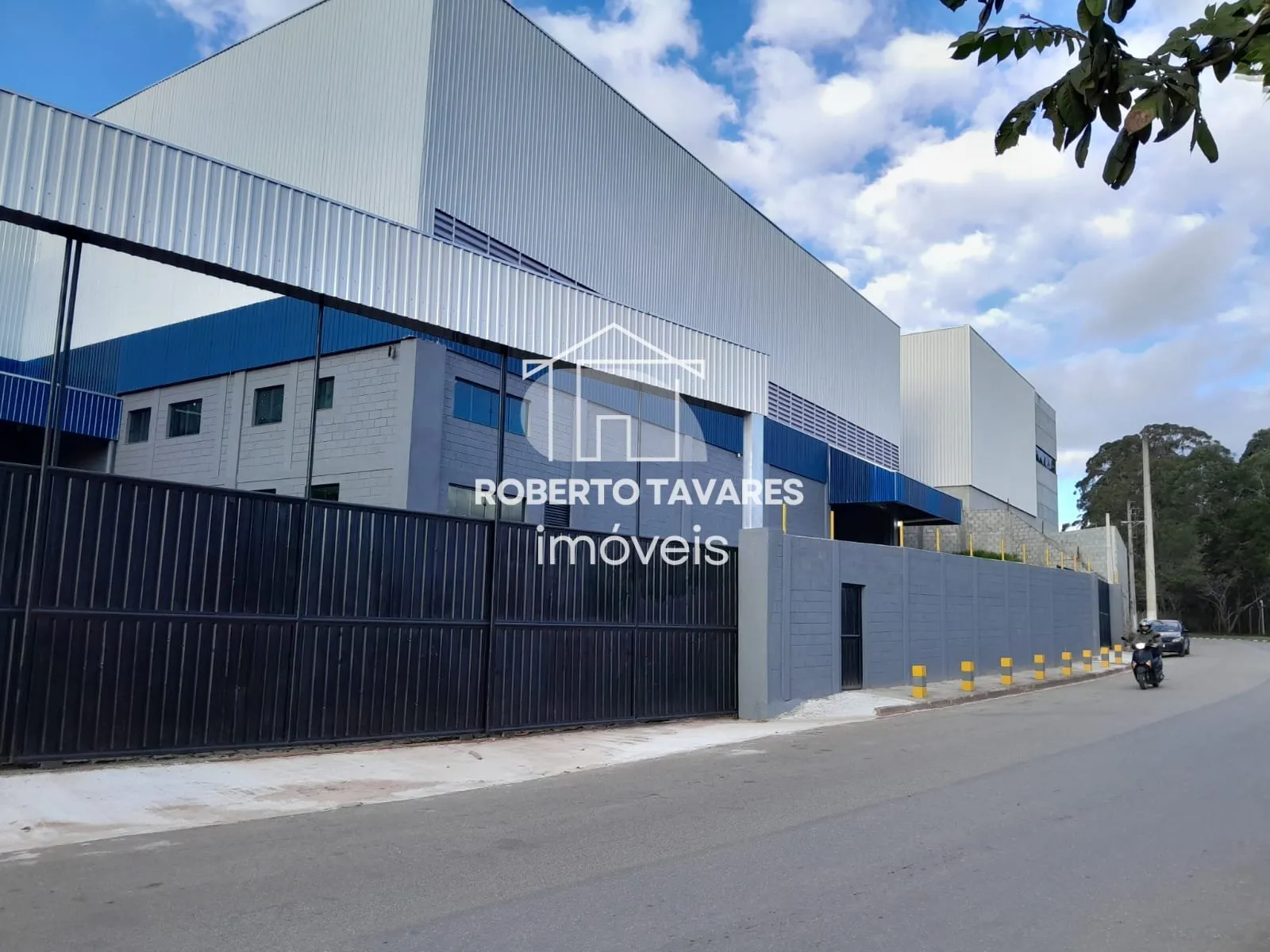 Foto do imóvel Galpão para Locação - 4 Docas - 1 Rampa - 15 Vagas de garagens - Junto a Rod. Régis Bittencourt (BR116). em Embu Mirim, Itapecerica da Serra - SP