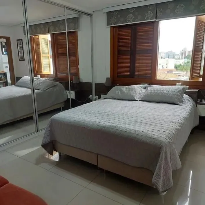 Imagem Sobrado com 3 dormitórios, terraço e espaço gourmet no São Sebastião - POA