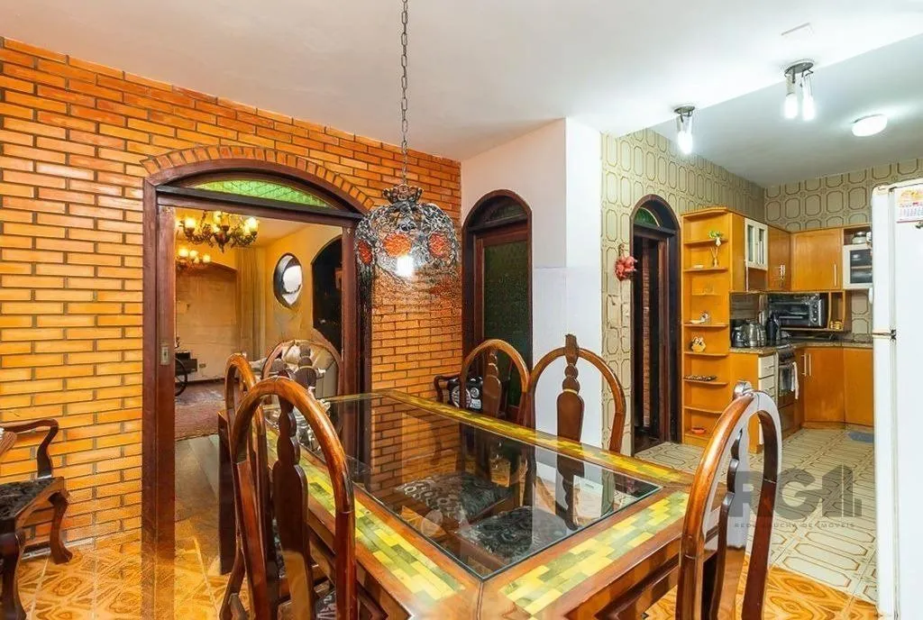 Imagem Casa de 245m² com 5 dormitórios no bairro Sarandi
