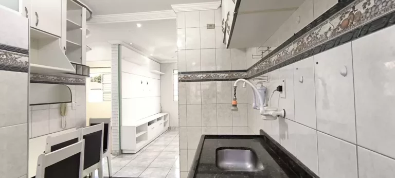 Imagem APARTAMENTO NO CONDOMÍNIO ALPHA II 2 DORMITÓRIOS COM ARMÁRIOS PLANEJADOS E COM PISO LAMINADO