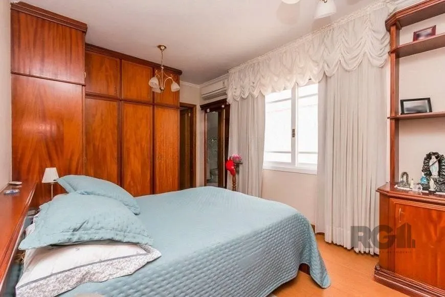 Imagem Casa de 380m² - 4 dormitórios, 2 suítes, 4 vagas no bairro Bom Jesus