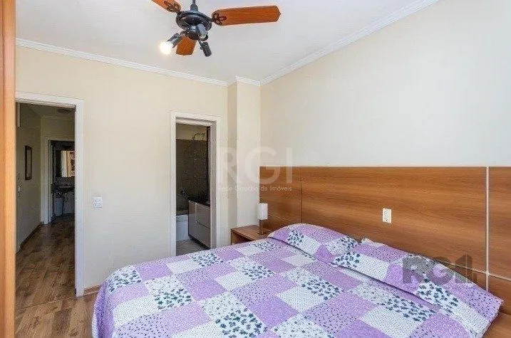 Imagem Casa com 03 dormitórios, 01 suíte, pátio, terraço com churrasqueira e vaga de garagem para 03 carros no bairro Ipanema