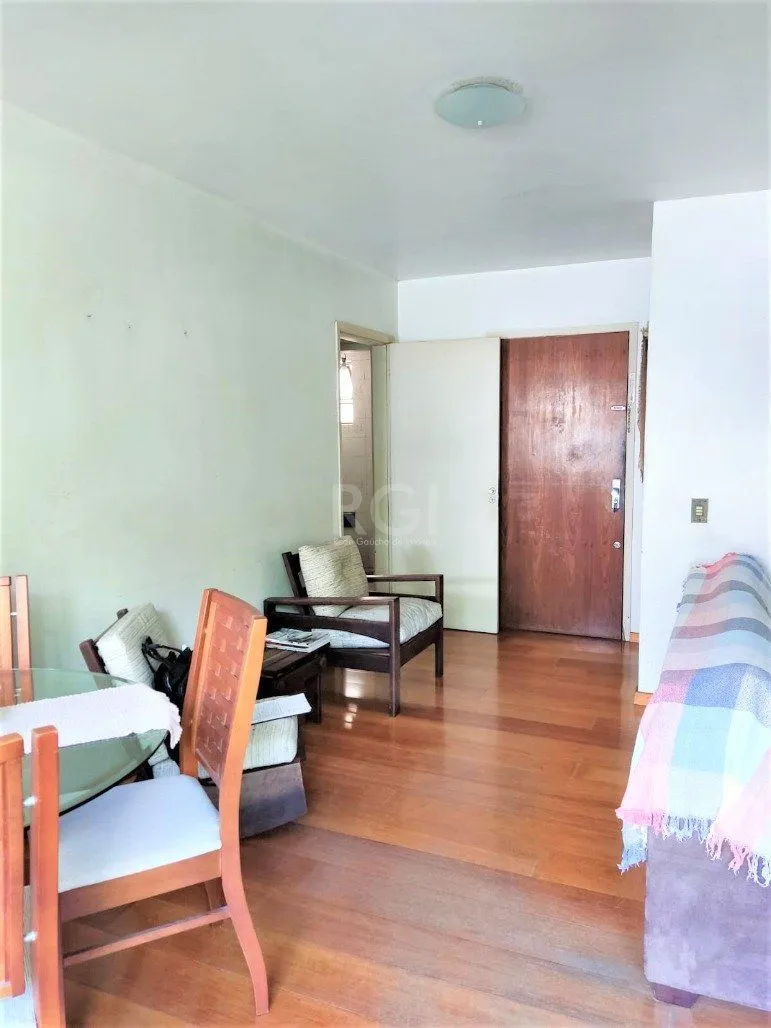 Imagem Apartamento 2 dormitórios semimobiliado, living 2 ambientes com lareira, cozinha e área de serviço, banheiro social, sacada e churrasqueira.