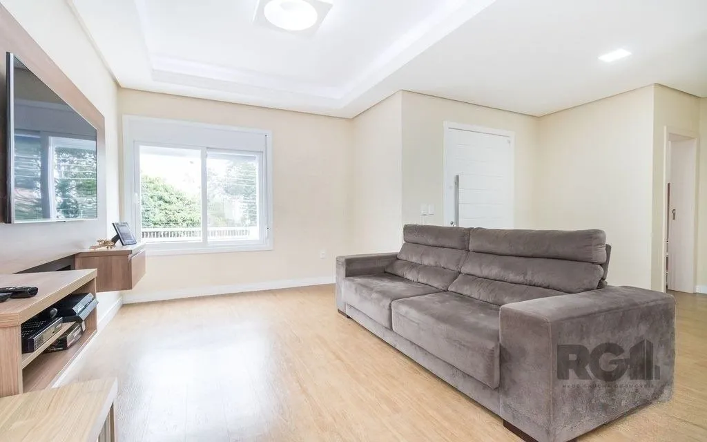 Imagem Excelente casa de 254m² com 4 dormitórios sendo 3 suítes.