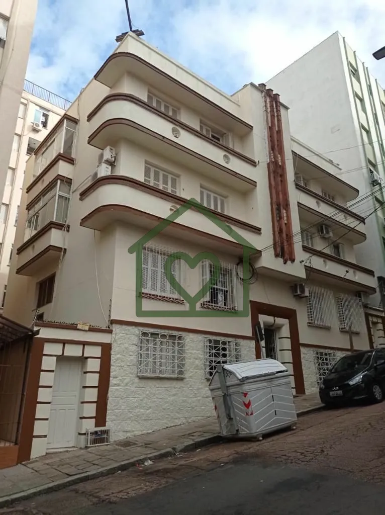 Apartamento de 80m², três dormitórios, banheiro social, living, cozinha, área de serviço, préd...