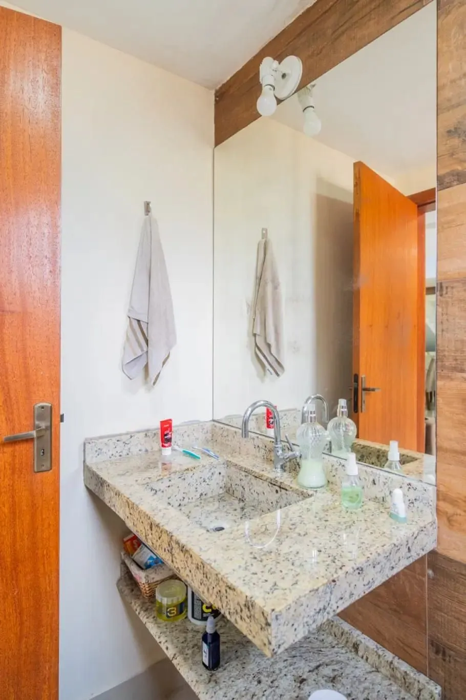 Imagem Casa de 3 dormitórios à venda em Santa Tereza, Porto Alegre.