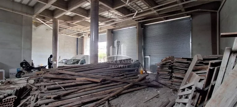 Imagem Aluga-se Galpão 240m², Fachada 17mts, 2 Banheiros (PNE), 6 vagas para clientes, Pé D. 5 mts, estrutura para fazer mezanino, Na Principal Av. de Ribeirão Pires-SP