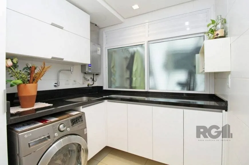 Imagem EXCELENTE OPORTUNIDADE! 120m2, 2 VAGAS, ANDAR ALTÍSSIMO COM VISTA PARA AEROPORTO! Apartamento 3 dormitórios (sendo 1 suíte)