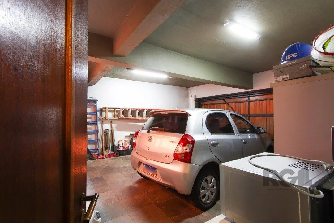 Imagem Casa com 4 dormitórios, sendo 1 suíte, com 2 vagas cobertas, no bairro Nonoai, Porto Alegre, RS