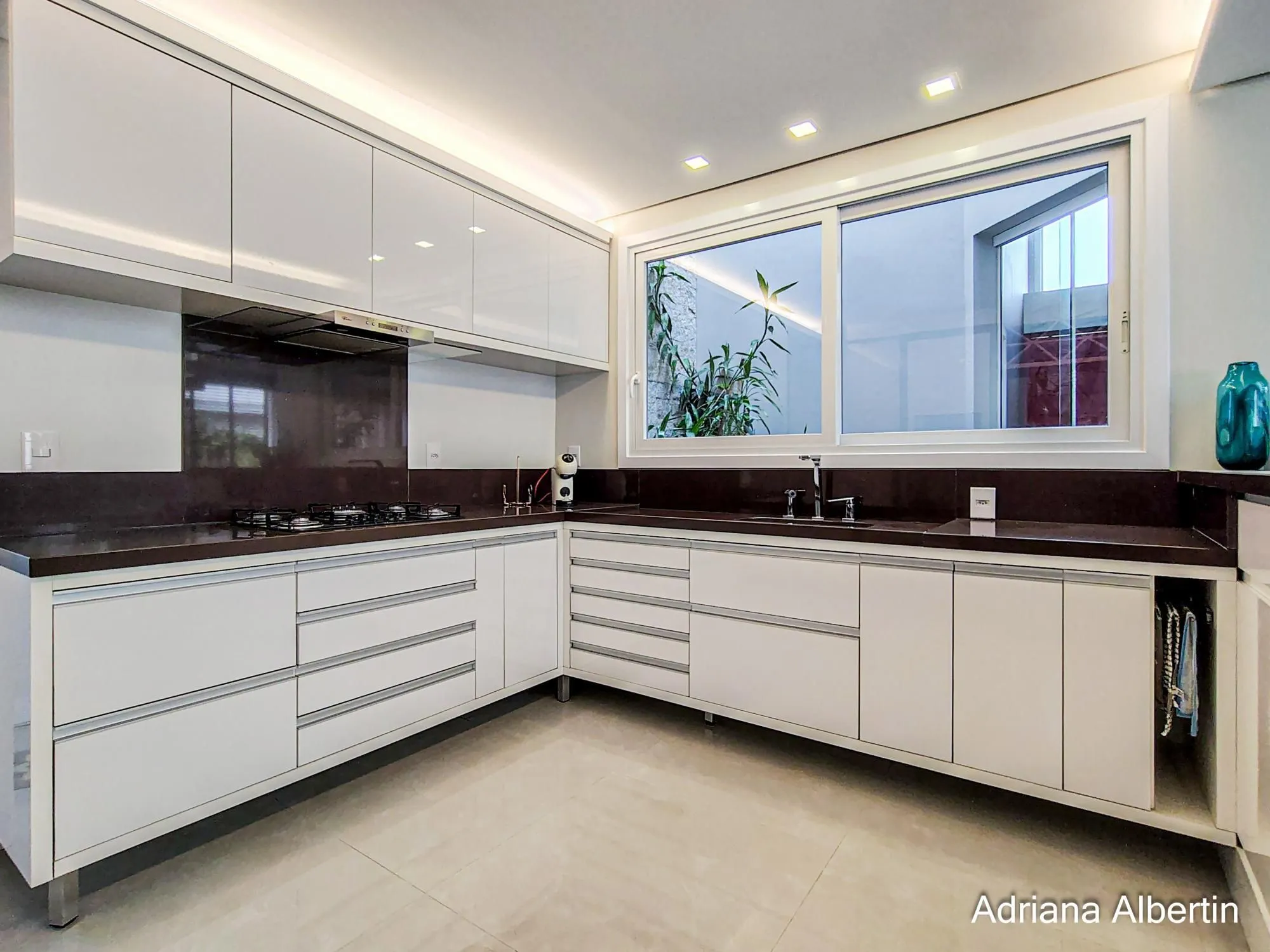 Imagem ALPHAVILLE PORTO ALEGRE | CASA COM FUNDOS PARA APP E ÁREA EXTERNA COMPLETA