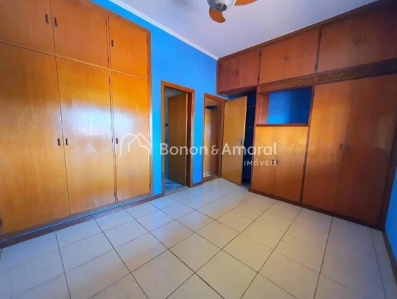 Imagem Ampla casa térrea para locação, com 3 dormitórios sendo 1 suíte, armários embutidos e ventilad...