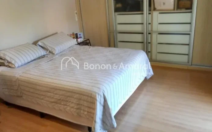 Imagem Linda e espaçosa casa com área construída de 321 m². A residência possui living para 3 ambiente...