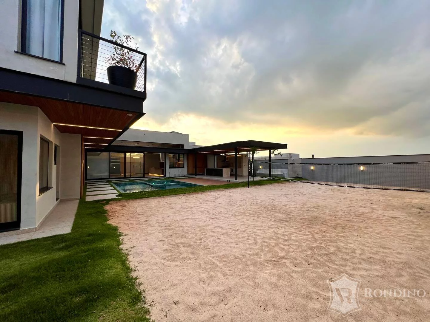 Imagem Casa sobrado em condomínio, 04 suítes, varanda gourmet, piscina