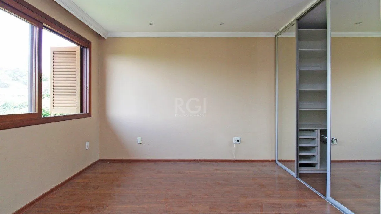 Imagem Excelente casa em condomínio com três (3) dormitórios, uma (1) suíte, duas (2) vagas de garagem próximo ao Barra Shopping , no bairro Cristal em Porto Alegre.
