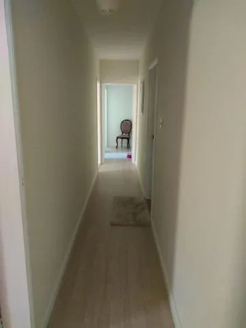 Imagem VENDA DE CASA NO CONDOMÍNIO ARUJÁ COUNTRY CLUB, EM ARUJÁ/SP, 200m² com 3 quartos, suíte, hidro, planejados, sala com lareira e 3 vagas. CONSULTE-NOS.