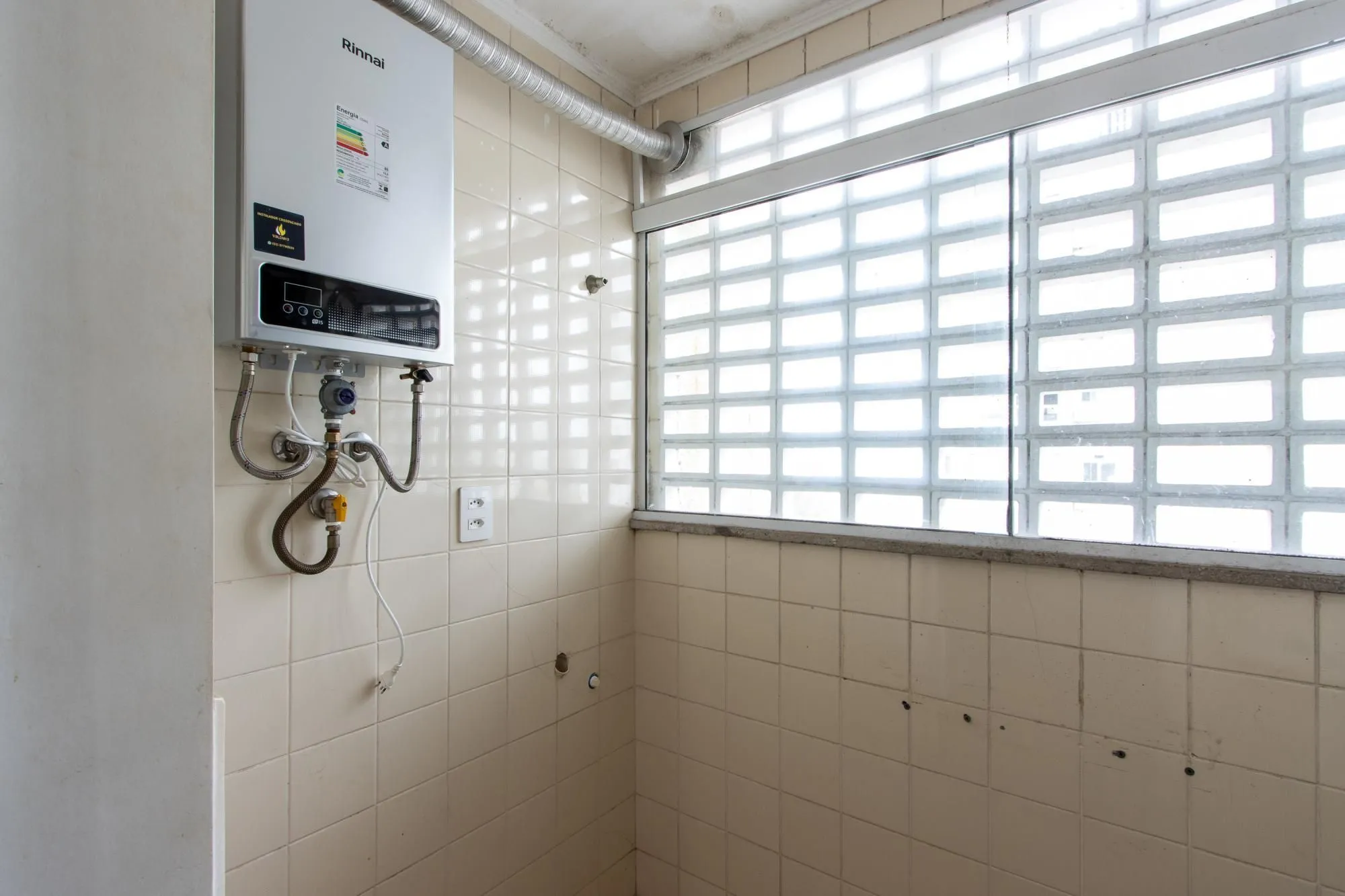 Imagem Cobertura com 137m², no Bairro Cristal, de 2 dormitórios, sento uma suíte, ampla sacada, churrasqueira, vista panorâmica, vaga coberta.