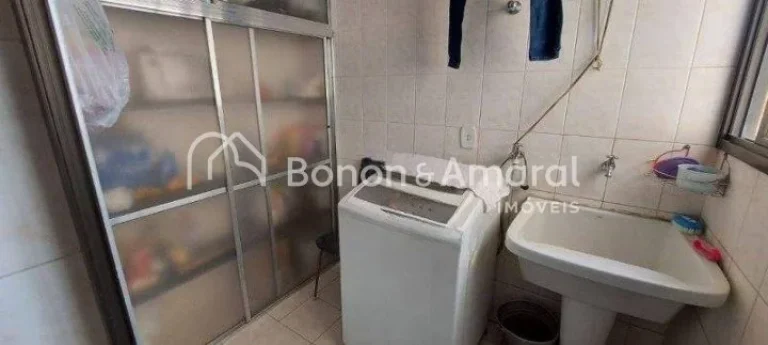 Imagem Apartamento com três quartos, incluindo uma suíte com elegantes armários embutidos. Uma ampla sal...