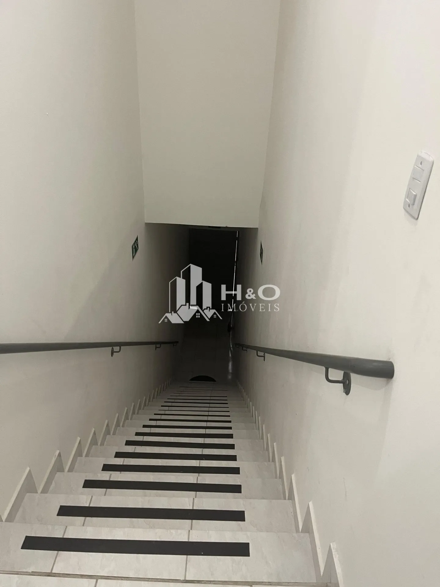 Imagem Salas Comercial Locação na Av. dos Latinos - 24m² | Região Comercial Ampla !
