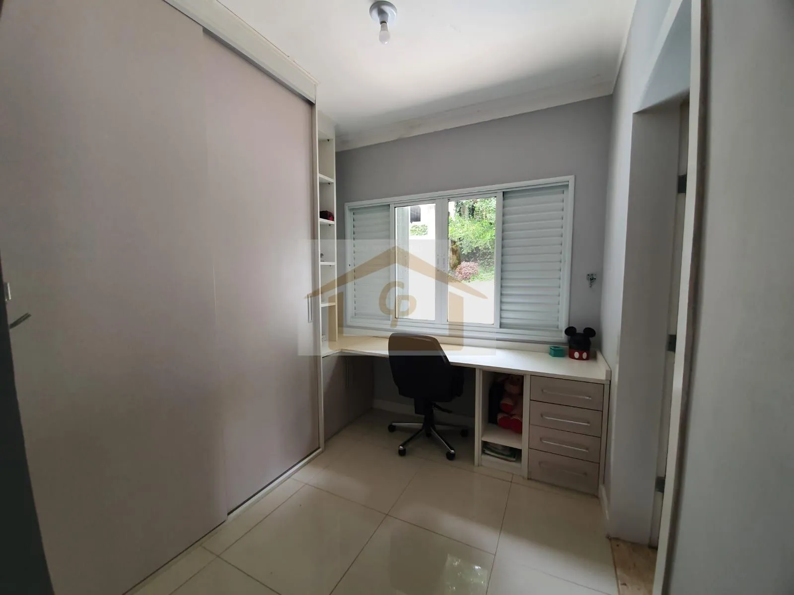 Imagem 3 amplas suítes repleta de armários, sendo duas avarandadas com vista espetacular, 4 vagas