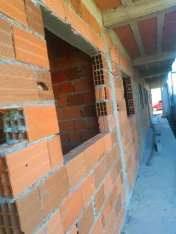 Imagem VENDA DE CASAS EM CONSTRUÇÃO NO MIRANTE, EM ARUJÁ/SP, são 06 casas com 03 cômodos cada e localização estratégica, ótimo para renda! CONSULTE-NOS.