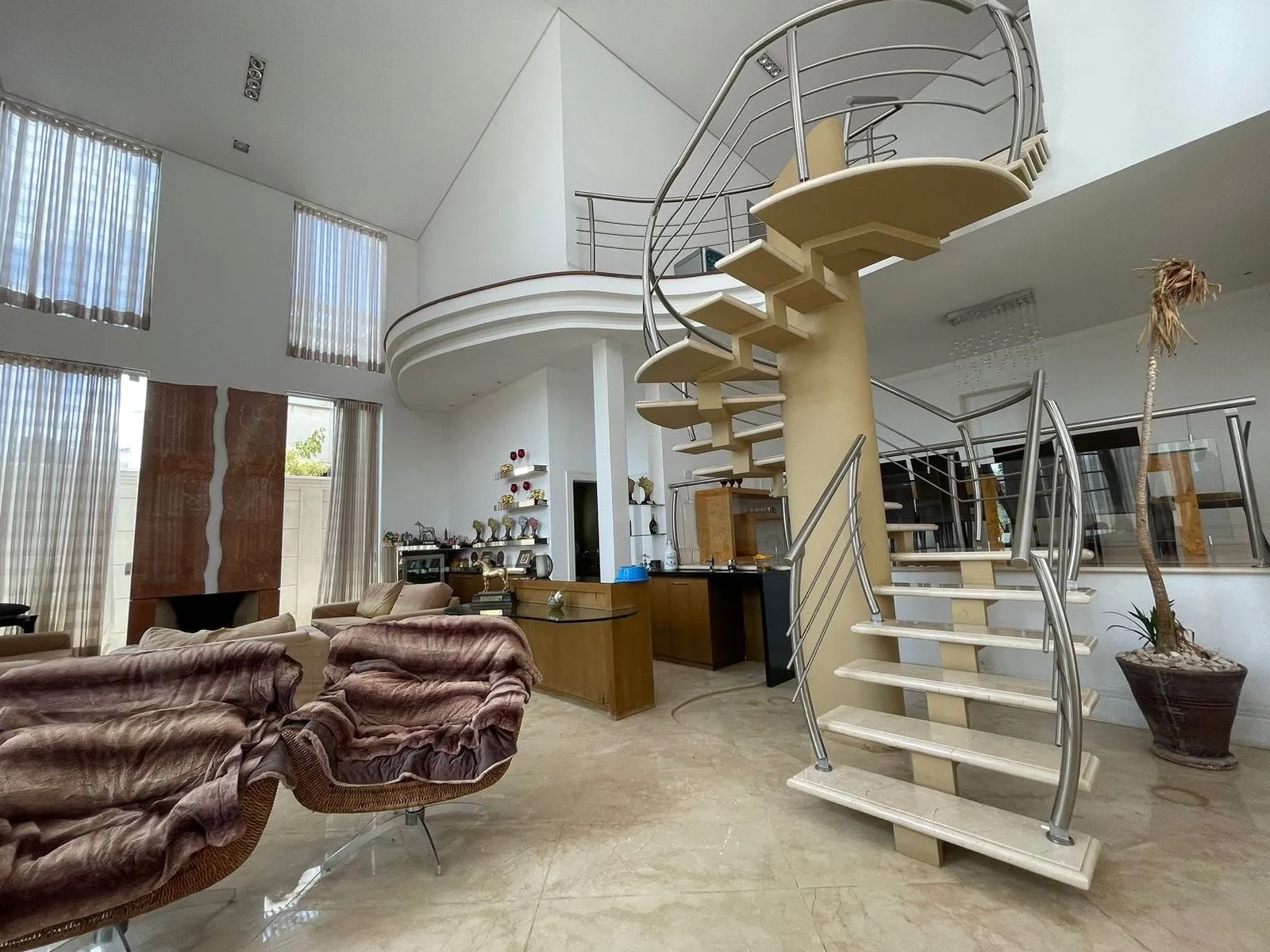 Imagem Casa de luxo à venda no Valville 2, Alphaville, 647 m², 4 suítes, piscina, 2 lotes, pé-direito duplo e lazer completo.