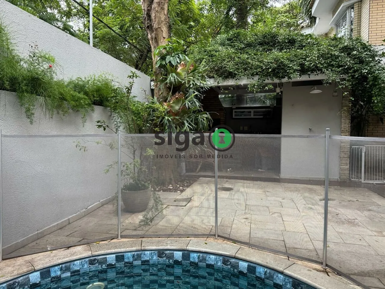 Imagem VENDE CASA em CONDOMÍNIO FECHADO no Campo Belo com 3 Suítes e 5 Vagas