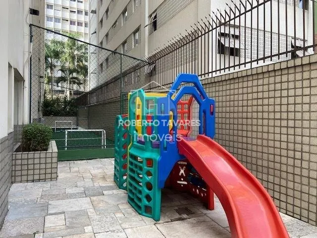 Imagem Amplo apartamento 165M² à venda com 4 dormitórios, sendo 2 suítes, living para 3 ambientes, cozinha com armários embutidos e área de serviço com quarto e banheiro. Conta com 2 vagas de garagem.