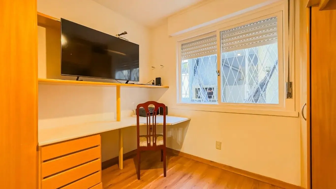 Imagem Apartamento Semimobiliado com 3 Dormitórios (1 Suíte com Hidro) - 104 m² e Vaga Coberta