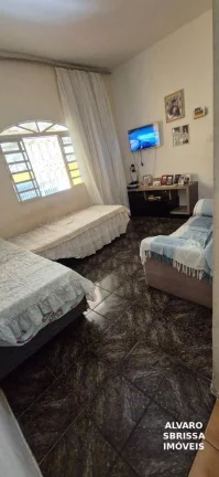 Imagem Casa em bairro com ótima localização e quintal amplo