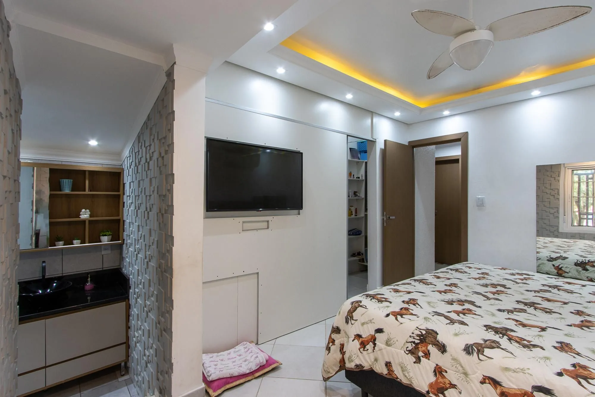 Imagem Casa de 4 dormitórios, 2 suítes, piscina, pátio e 2 vagas de garagem.