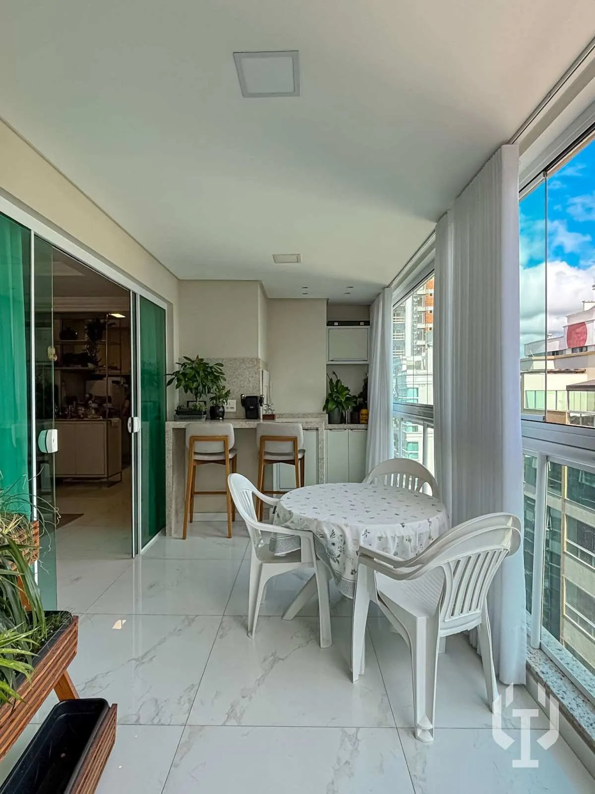 Imagem Apartamento de 4 suítes na quadra do mar em Meia Praia