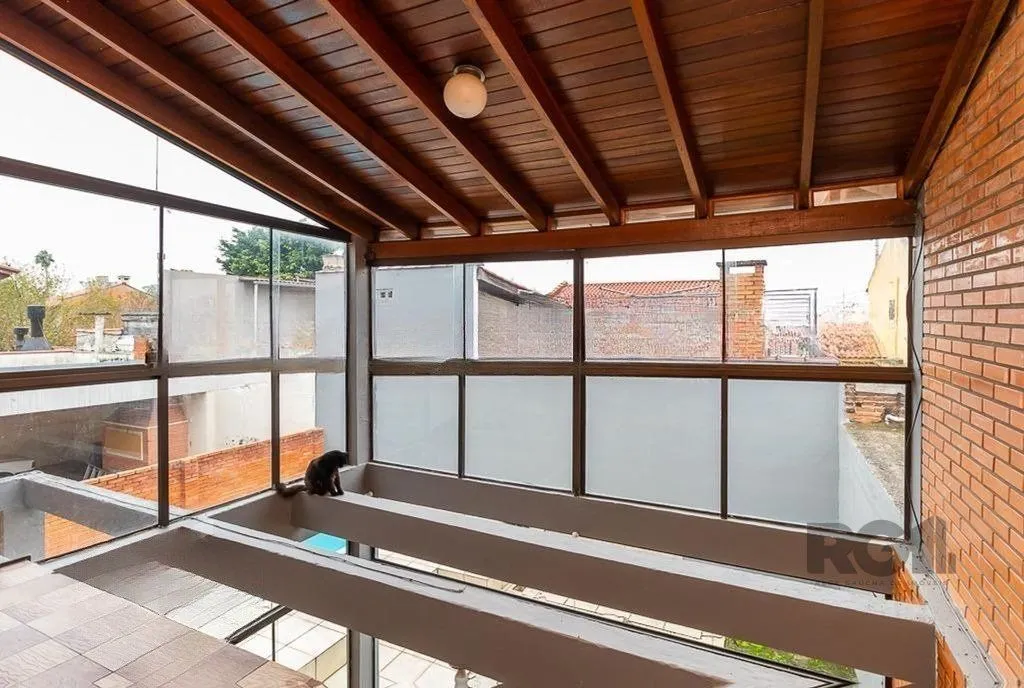 Imagem Casa de 245m² com 5 dormitórios no bairro Sarandi