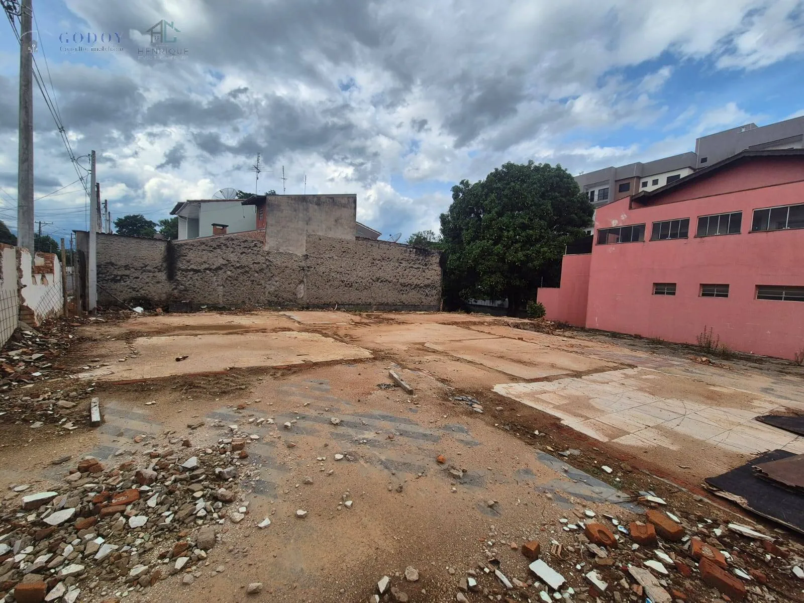 Imagem Terreno de Esquina com Alta Visibilidade - Ideal para Empreendimento!