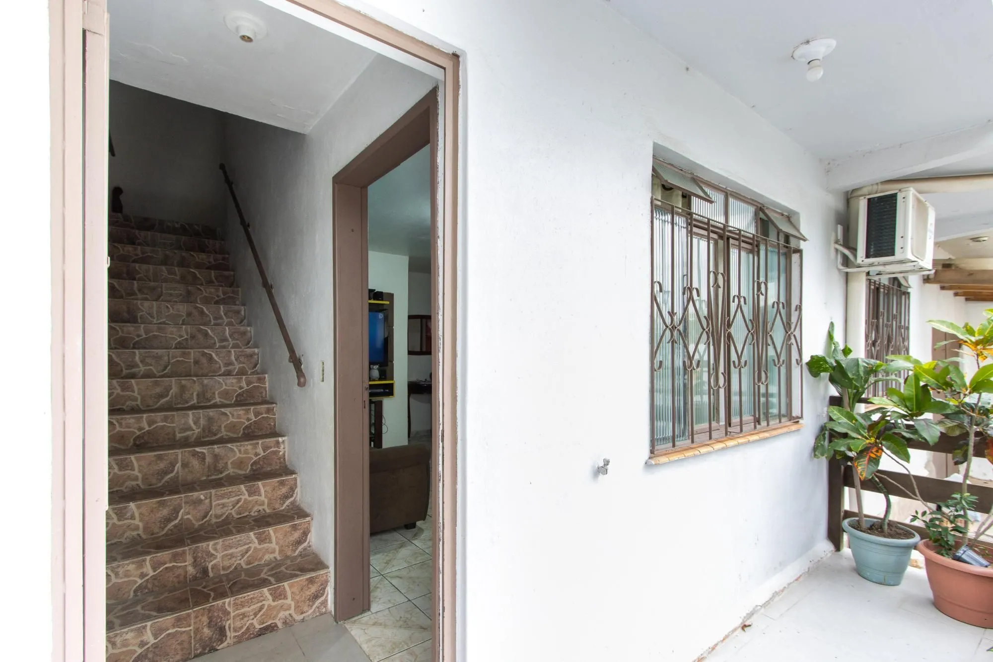 Imagem Casa ampla de 2 pavimentos com 4 dormitórios, 1 suite e 4 vagas no bairro Santa Tereza!