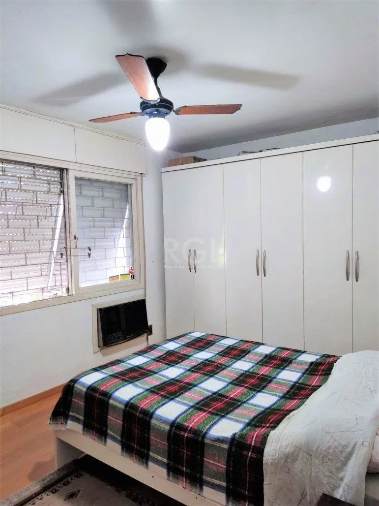 Imagem Apartamento 2 dormitórios semimobiliado, living 2 ambientes com lareira, cozinha e área de serviço, banheiro social, sacada e churrasqueira.
