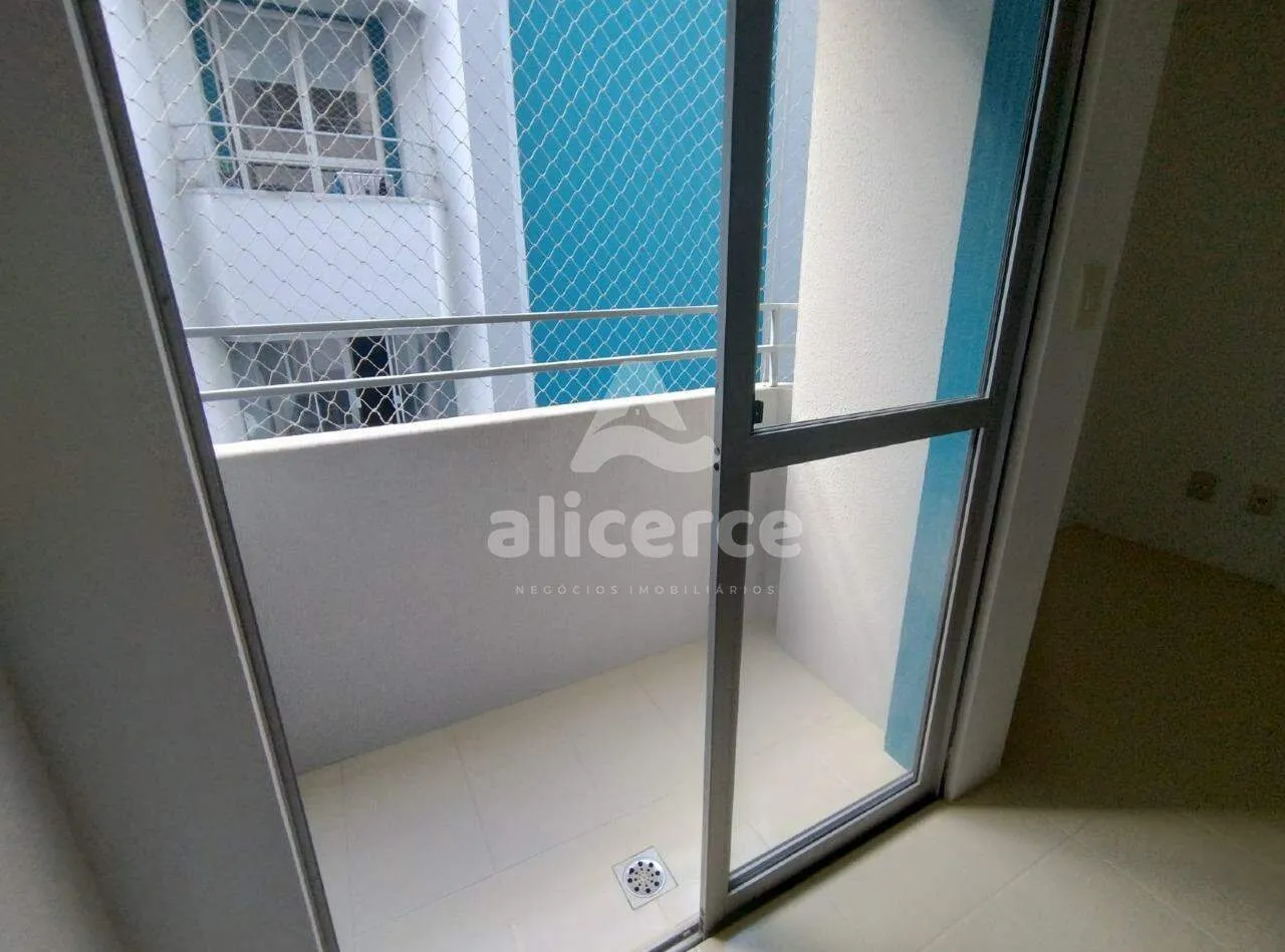 Imagem Apartamento Recém reformado, semi mobiliado 2 Dormitórios , elevador, piscina, Barreiros, São José/SC
