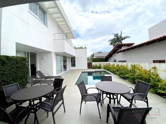 Imagem Belíssima casa com 4 Suites, 6 vagas cobertas  em Jurere Internacional a poucos passos da Praia. T...