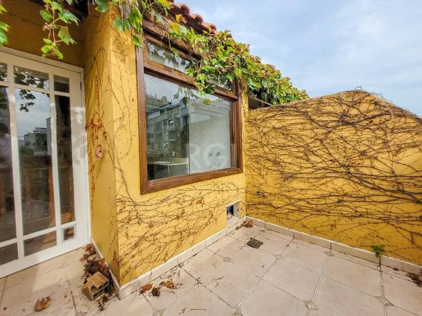 Imagem Apartamento 94m² - semi mobiliado, 2 dormitórios, 1 suíte, terraço e 2 vagas de garagem no Moinhos de Vento